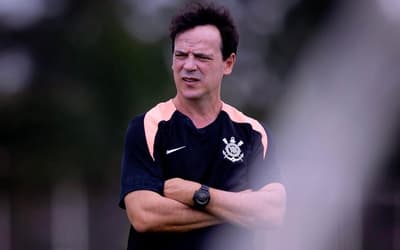 Fernando Diniz durante treinamento do Corinthians
