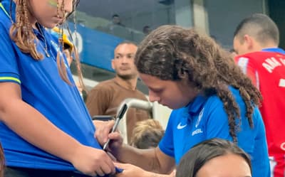 Evelin atende torcedores, dá autógrafos e reflete sobre estar na Seleção principal: 'É inesquecível'