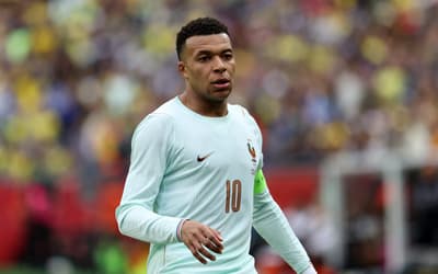 Mbappé revela que quase abandonou seleção da França após ataques racistas