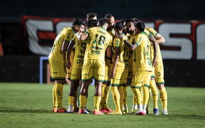 Expulsão na Libertadores choca a internet: 'Violência desnecessária'