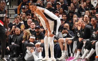 Lesão de astro da NBA nos playoffs choca torcedores: 'Caiu no sono'