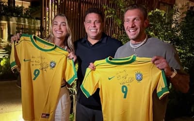 Sabalenka ganha camisas autografadas por Ronaldo Fenômeno e posta foto com o ex-craque