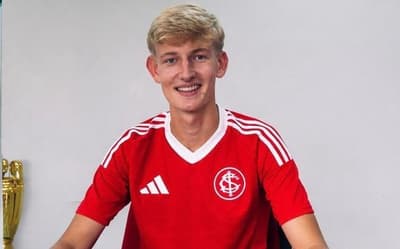 Internacional assina primeiro contrato profissional do zagueiro Ramon, de 17 anos