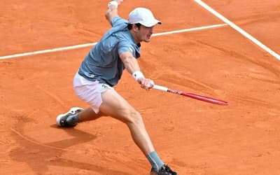 João Fonseca luta, mas perde batalha para  Zverev em Monte Carlo