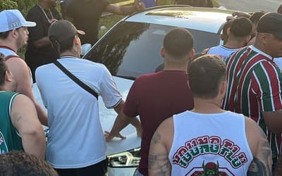 Torcedores do Fluminense protestam e cercam carros de atletas após derrota na Libertadores