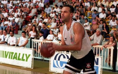 Corinthians faz homenagem a Oscar Schmidt em jogo contra o Vitória