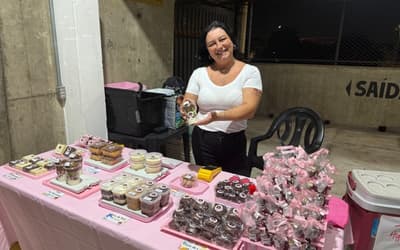 Convidada por Cris Gambaré, confeiteira vende doces na Fazendinha e acompanha as Brabas: 'Sou Corinthians'