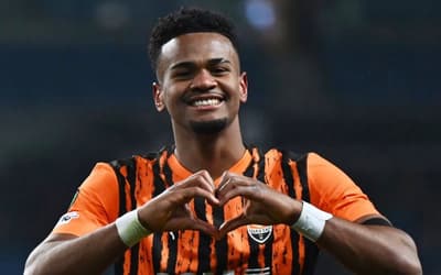 Ex-Atlético marca dois gols em vitória do Shakhtar na Conference League