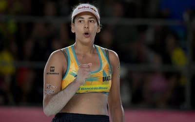 Campeã olímpica de vôlei de praia se emociona com homenagem no CDV, em Saquarema