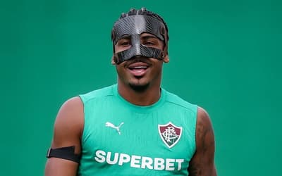 John Kennedy no treino do Fluminense com máscara (Foto: Marcelo Gonçalves/ Fluminense FC)