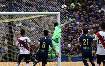 O que acontece se a trave quebrar ou a rede furar? Entenda a regra