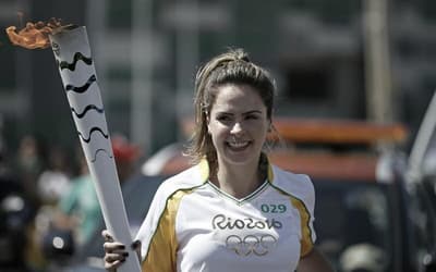 Olha ela! Finalista do BBB, Ana Paula carregou a tocha olímpica na Rio 2016