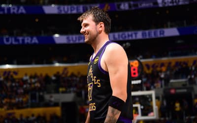 Luka Doncic quebra dois recordes na NBA após cumprir suspensão