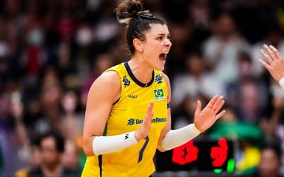 Rosamaria assiste jogo no Maracanãzinho e faz mistério sobre futuro no vôlei