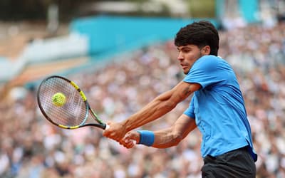 Alcaraz sente lesão e abandona ATP 500 de Barcelona: 'Preciso ouvir meu corpo'