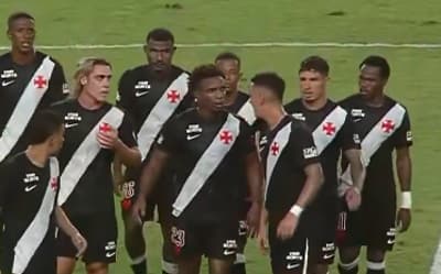 Thiago Mendes se manifesta após discussão com Puma no intervalo de Vasco x Paysandu