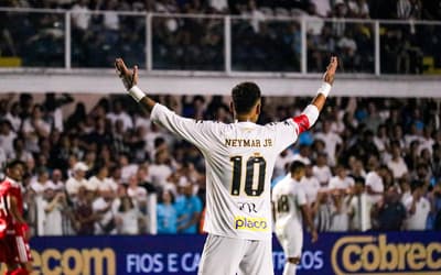 Neymar marca de pênalti para o Santos. (Foto: ThaÃ­sa Gigo/MOCHILA PRESS)