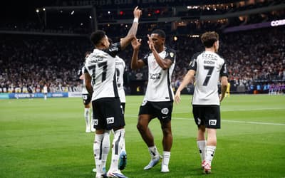 Jogadores do Corinthians celebram gol contra o Peñarol (Foto: Alex Silva/Agência Pixel Press/Folhapress)