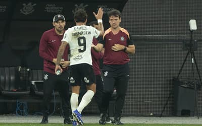 Vaiado e sob pressão, Yuri Alberto é blindado por Fernando Diniz no Corinthians