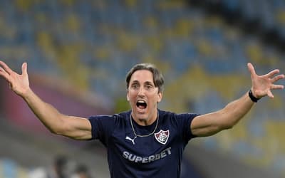 Zubeldía, técnico do Fluminense, reclama com a arbitragem (Foto: Dhavid Normando/Código 19/Folhapress)