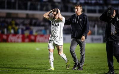 Cuca ao lado de Rollheiser na Vila Belmiro. (Foto: Phd Press/Thenews2/Folhapress)