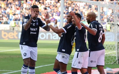 Expulsão por gesto obsceno em partida do Brasileirão viraliza: 'Inacreditável'