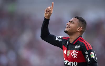 Samuel Lino comemora gol pelo Flamengo (Foto: Jorge Rodrigues/AGIF/Folhapress)