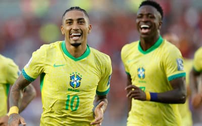 Raphinha e Vini Jr. com a camisa amarela em jogo da Seleção Brasileira
