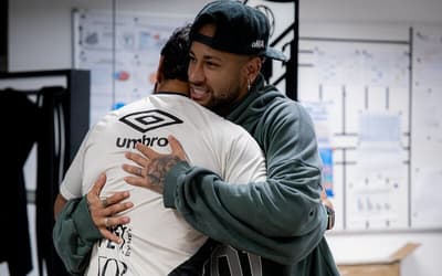 Neymar celebra convocação para Seleção Brasileira no CT Rei Pelé. (Foto: Raul Barletta/ Santos FC)