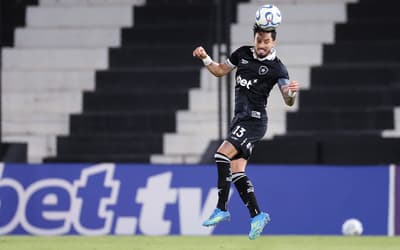 Alex Telles abre o jogo sobre renovação com o Botafogo: 'Nenhuma conversa'