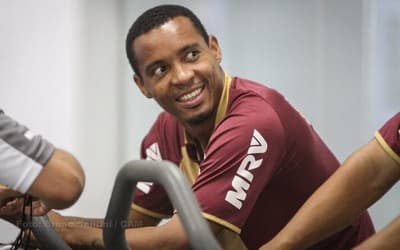 Corinthians 0 x 1 Atlético-MG no Brasileirão 2013; lei do ex fala mais alto no Pacaembu