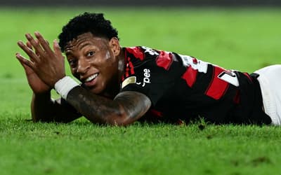 Saiba a condição física de Plata, do Flamengo, que deixou o jogo contra o Vasco com dores