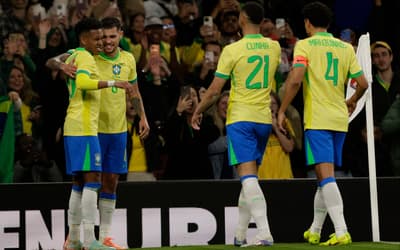 Meia do Brasil na Copa é substituído por lesão e preocupa: 'que não seja sério'