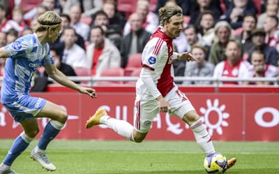 Niklas Vesterlund (Utrecht) e Mika Godts (Ajax) em ação no Campeonato Holandês na Johan Cruijff ArenA