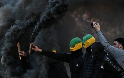 Torcedores do Nantes, da França, invadiram o gramado para protestar contra a diretoria do clube após o rebaixamento na Ligue 1 (Foto: Sebastien Salom-Gomis / AFP)