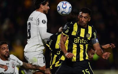 Lance em Peñarol x Corinthians revolta torcedores: 'Inacreditável'