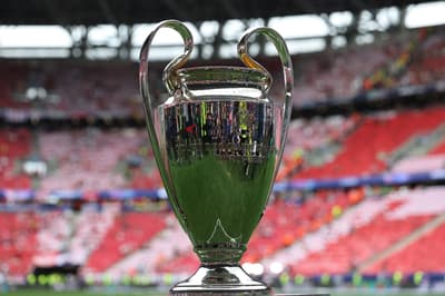 Troféu da Champions League no palco da final entre PSG x Arsenal