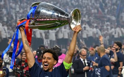 Marquinhos com a taça da Champions League.