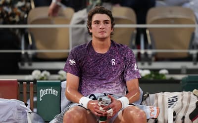 Roland Garros: João Fonseca acerta boleiro após ace e pede desculpas; veja