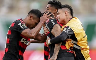 Flamengo encaminha renovação de Alex Sandro; desfecho será após a Copa do Mundo