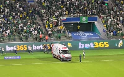 De Hulk, torcedor do Palmeiras tenta invadir gramado, lesiona joelho e sai de ambulância
