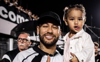 Neymar e Mavie na Vila Belmiro