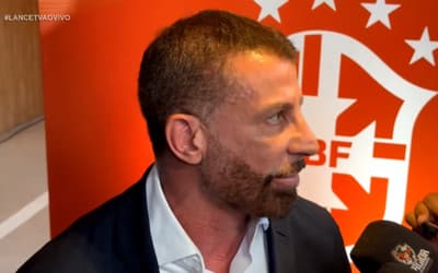 Pedrinho vira alvo após derrota do Vasco para o Bragantino: 'Precisa'