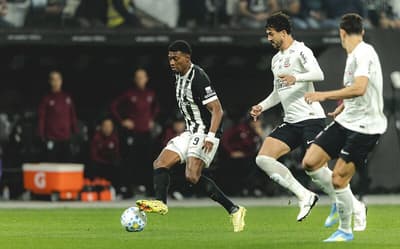 Gol perdido em Corinthians x Atlético-MG chama atenção: 'Cintura dura'