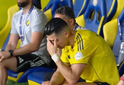 Cristiano Ronaldo lamenta gol sofrido pelo Al-Nassr após falha de Bento, da Seleção Brasileira (Foto: Reprodução/GOAT)