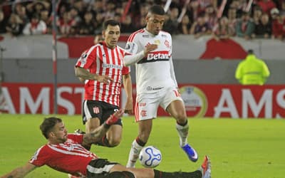 Lino em ação contra o Estudiantes na Libertadores