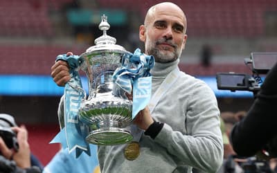 Guardiola com o troféu da FA Cup conquistado pelo Manchester City
