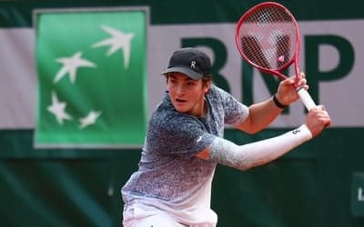 João Fonseca 'destrói' bandeiras azuis, vermelhas e brancas em Roland Garros; entenda