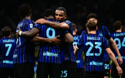 Jogadores da Inter de Milão comemoram gol de Thuram sobre o Parma, pelo Campeonato Italiano