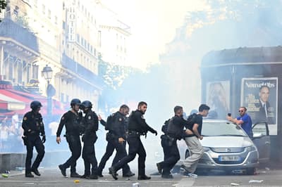 Confrontos com a polícia, celebrações e vandalismo: Paris vive caos após título do PSG